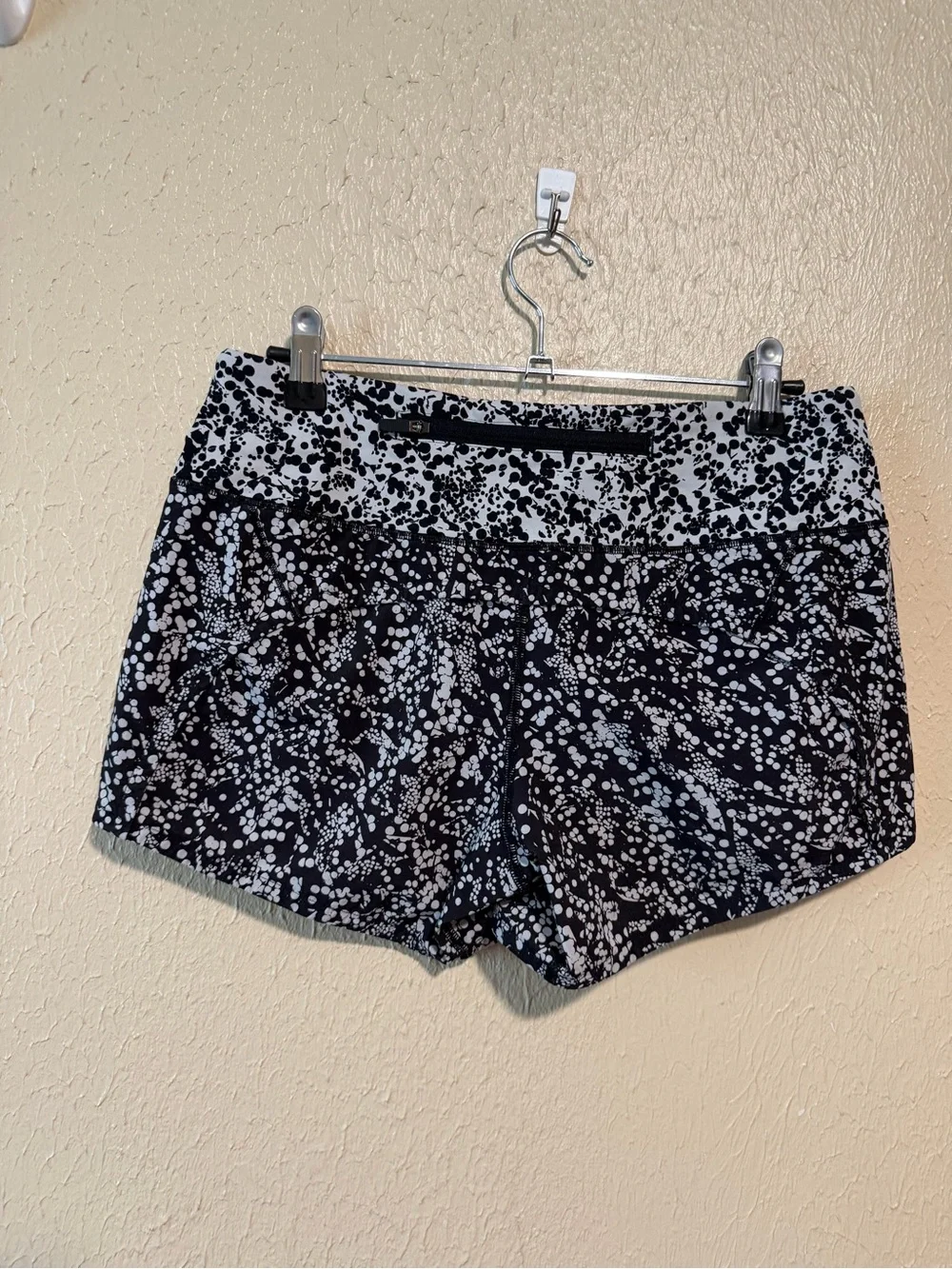 Lululemon Speed Up Shorts Size 4 Chirasu Black / Chirakasu Alpine‎ White